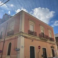 Centro ampio indipendente con lastricato solare