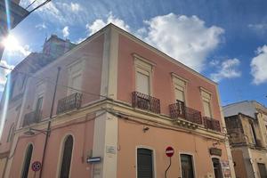 Centro ampio indipendente con lastricato solare