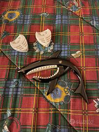 Capotasto mobile e porta plettri per chitarra