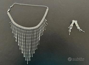 Collana e orecchini in metallo e strass