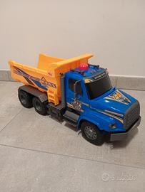 Camion grande con cassone ribaltabile, giallo blu
