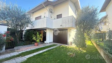 VILLA A SCHIERA D'ANGOLO A LEGNANO