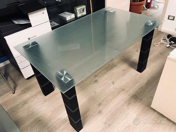 Tavolo in vetro con gambe rivestite – 150x90x80 cm