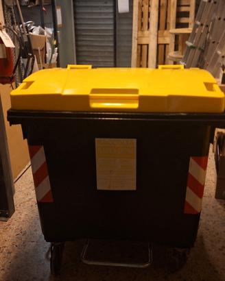 cassonetto rifiuti con ruote