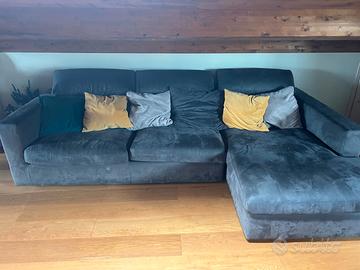 Divano di "Divani & Divani" con penisola