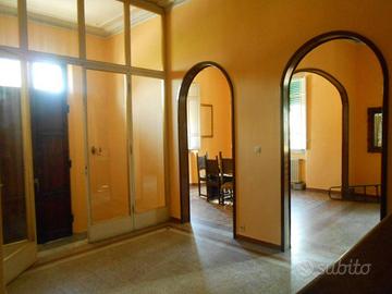 Villa di 300 m² con più di 5 locali a Lucca