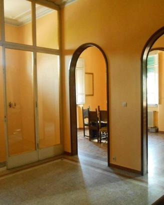 Villa di 300 m² con più di 5 locali a Lucca