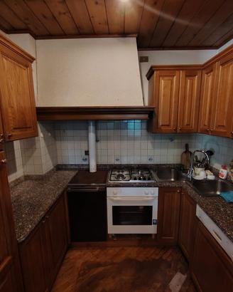 Cucina in legno con panca 