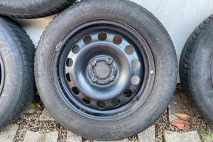 Cerchi auto 4 fori con gomme invernali 175/65 R15