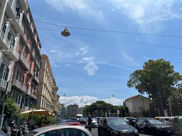 NEGOZIO A NAPOLI