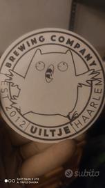 Collezione di sottobicchieri e gadgets birra