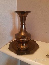 Elegante vaso realizzato in ottone puro