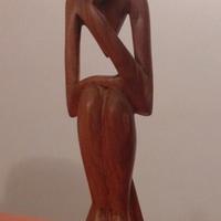 statua pensatore in legno