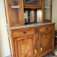 Elegante credenza in legno con intarsi