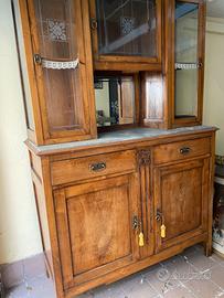 Elegante credenza in legno con intarsi