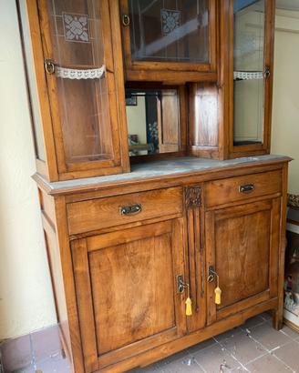 Elegante credenza in legno con intarsi