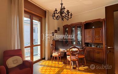 RIF. 570 - AMPIO TRILOCALE CENTRO PAESE CON BOX, C