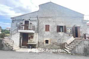 CASA INDIPENDENTE CON TERRENO E RENDITA LOCATIVA