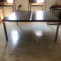 Tavolo attrezzato da riunione/studio