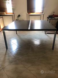 Tavolo attrezzato da riunione/studio