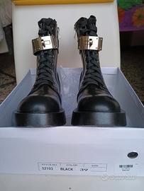 Anfibi donna, neri, n.39 mai utilizzati