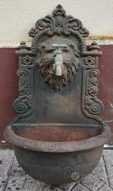 Fontanella in ferro fusione  con testa di leone. 