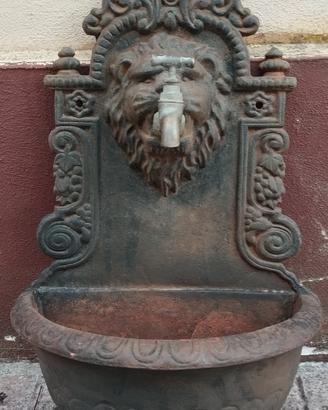 Fontanella in ferro fusione  con testa di leone. 