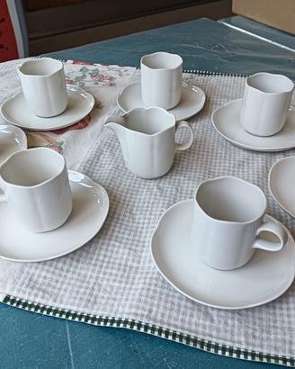 7 Tazzine da caffè con piattini e lattiera