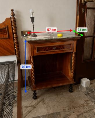 Comodino d’epoca in legno con piano in marmo