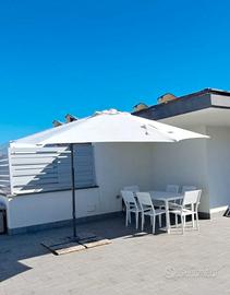 tavolo da esterno in resina con ombrellone grande