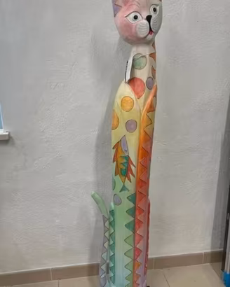Gatto con pesce colorato