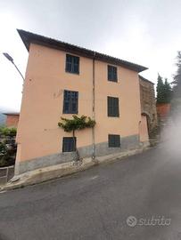 Rustico / Casale di 270 m² con più di 5 locali a B