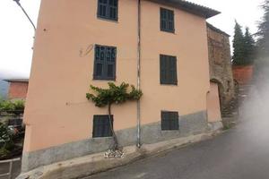 Rustico / Casale di 270 m² con più di 5 locali a B