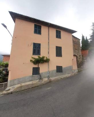 Rustico / Casale di 270 m² con più di 5 locali a B
