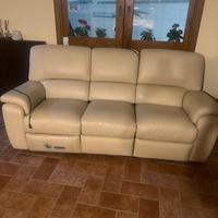 Divano in ecopelle motorizzato