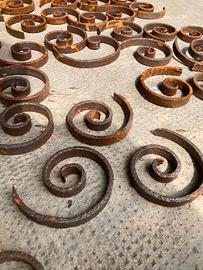 Riccioli di ferro battuto per lavori artistici