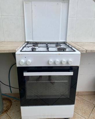 Cucina a gas con forno elettrico