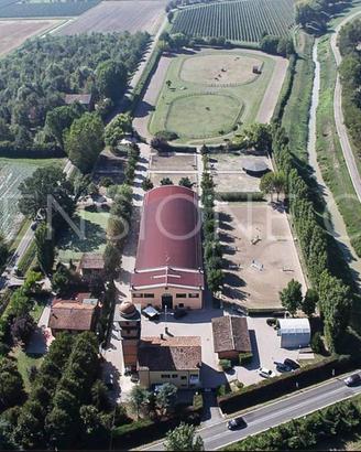 Rustico / Casale di 2332 m² con più di 5 locali e 