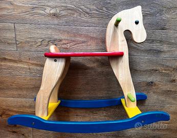 Cavallo a dondolo Pintoy in legno dipinto
