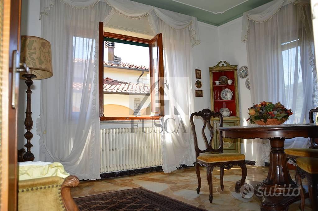Villa di 210 m² con più di 5 locali a Lucca