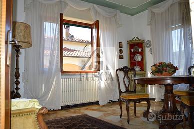 Villa di 210 m² con più di 5 locali a Lucca