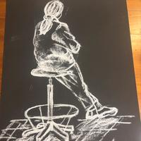 Disegno a pastello bianco donna seduta su sgabello