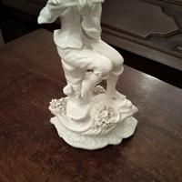 statuetta in ceramica con suonatore di piffero