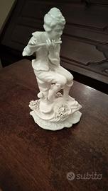 statuetta in ceramica con suonatore di piffero