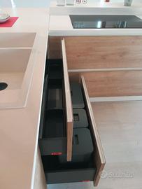 Cucina completa di elettrodomestici di esposizione