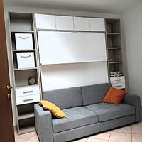 camera con letto a scomparsa e divano