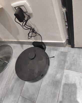 Robot aspirapolvere lava e aspira la polvere 