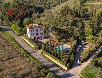 Villa di 1000 m² con più di 5 locali a Loro Ciuffe