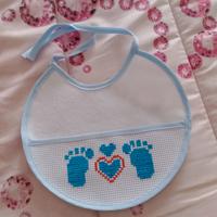 Bavetta neonato ricamata a mano – impronte piedini