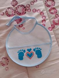 Bavetta neonato ricamata a mano – impronte piedini